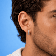 Arete Arc 13 mm de plata 925 con moissanita, en oreja de modelo.