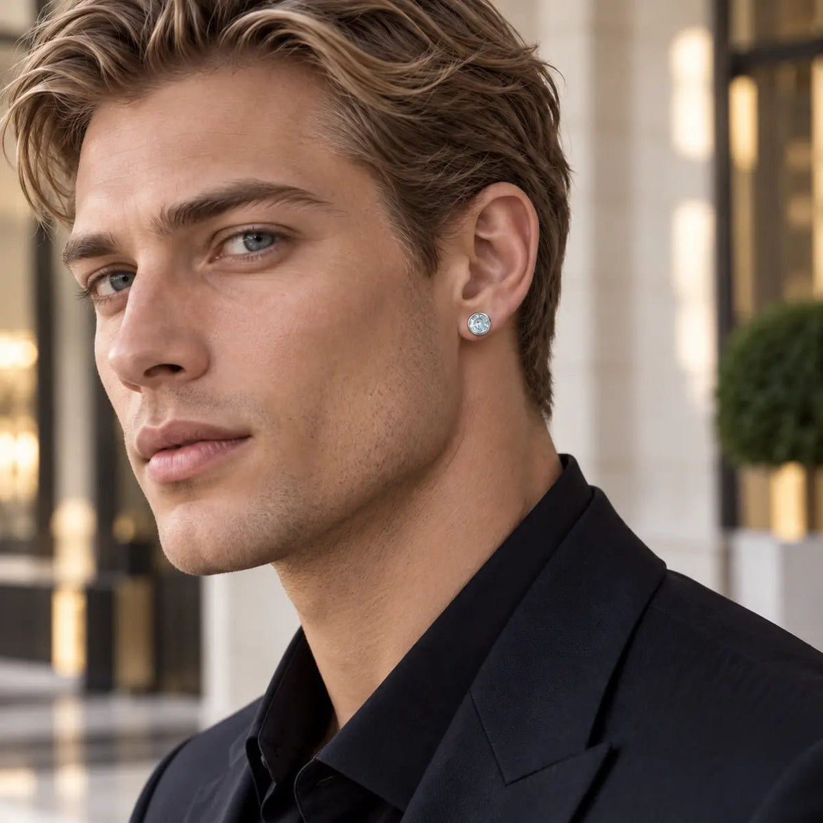 Arete Darkion 9 mm de acero 304L con circonia 5A, en la oreja de un modelo.