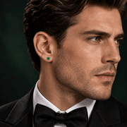 Arete Emerald Diamond 5 mm de plata 925 con moissanita, en oreja de modelo.