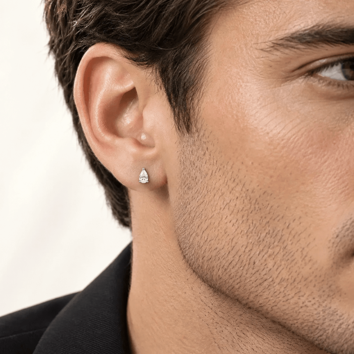 Arete Perline 4 mm de plata 925 con moissanita, en oreja de modelo.