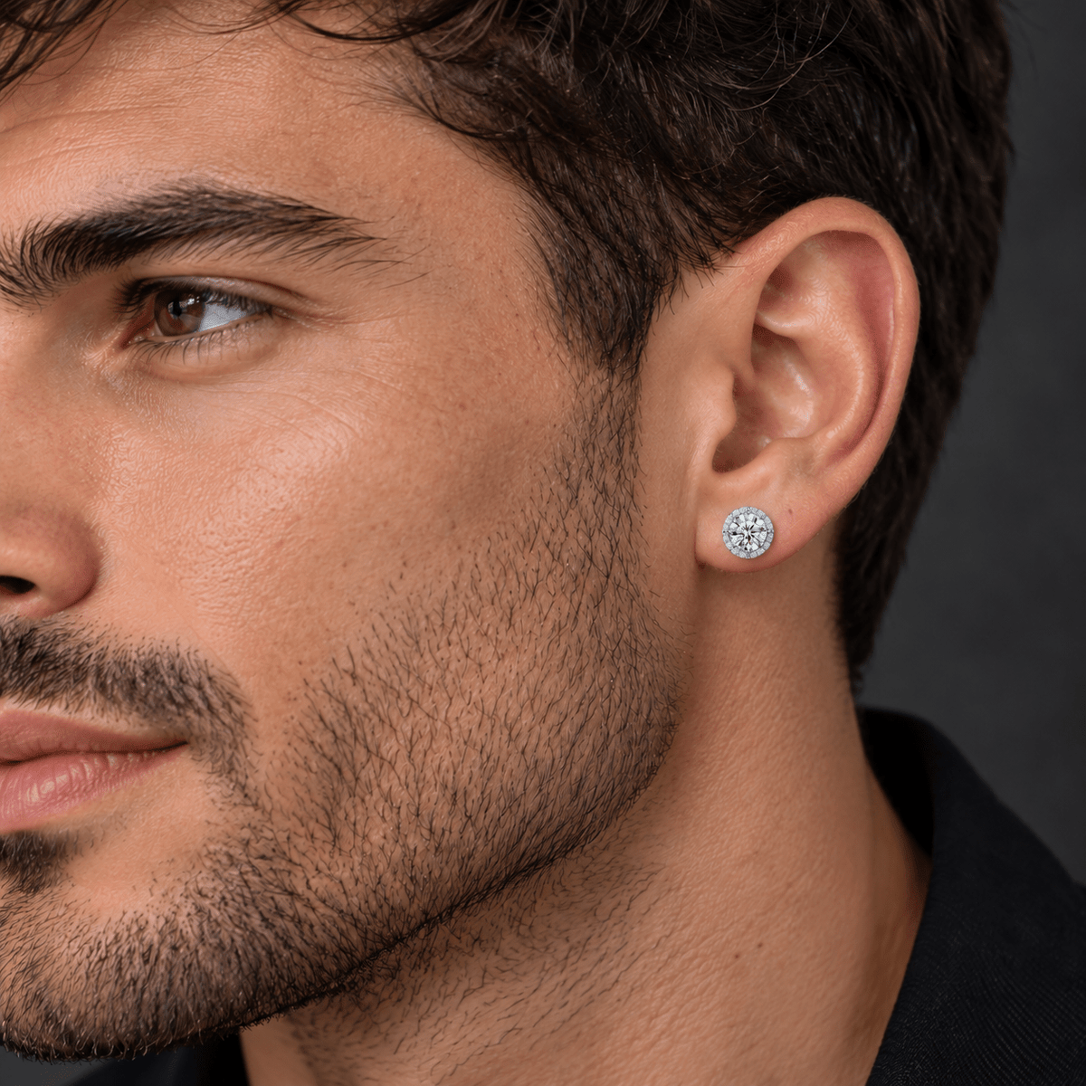 Arete Cosmos 8.5 mm de plata 925 con circonia 5A, en la oreja de un modelo.