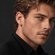 Arete Arc 13 mm de plata 925 con moissanita, en oreja de modelo.