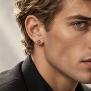 Arete Lysar 6 mm de acero 304L, en la oreja de un modelo.
