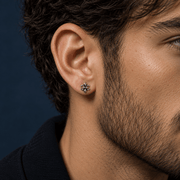 Arete Lysar 6 mm de acero 304L, en la oreja de un modelo.