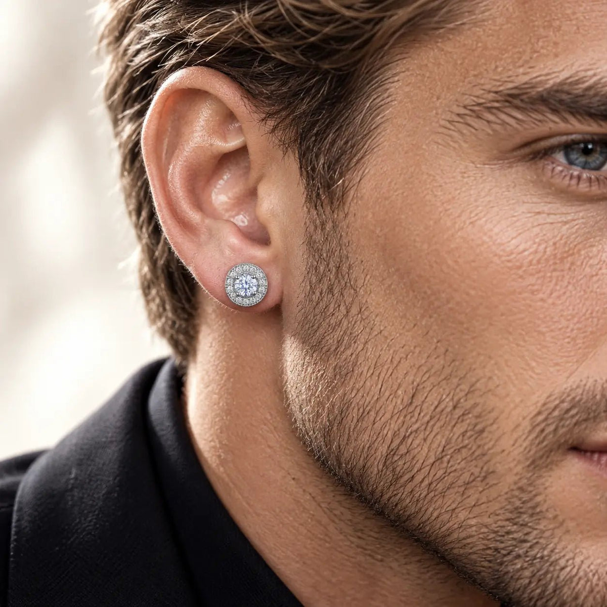 Arete Harmony 7.5 mm de plata 925 con circonia 5A, en oreja de modelo.