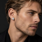 Arete Moiss Flex 10 mm de plata 925 con moissanita, en oreja de modelo.