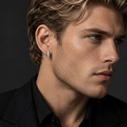 Arete Mónaco 12 mm de plata 925 con moissanita, en oreja de modelo.