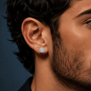 Arete Harmony 7.5 mm de plata 925 con circonia 5A, en oreja de modelo.