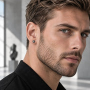 Arete Malveris 6 mm de acero 304L, en la oreja de un modelo.