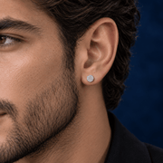 Arete Prestige 7.5 mm de plata 925 con moissanita, en oreja de modelo.