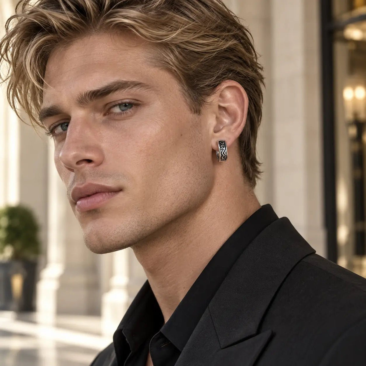 Arete Zorven 13.5 mm de acero 304L, en la oreja de un modelo.