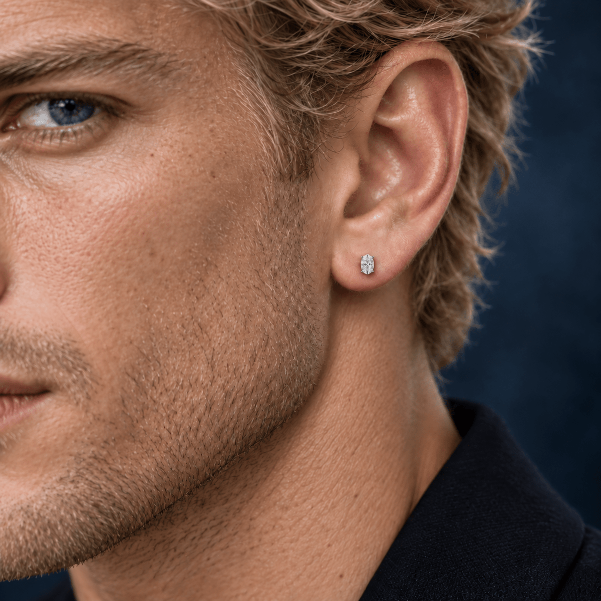 Arete Ovaline 4 mm de plata 925 con moissanita, en oreja de modelo.