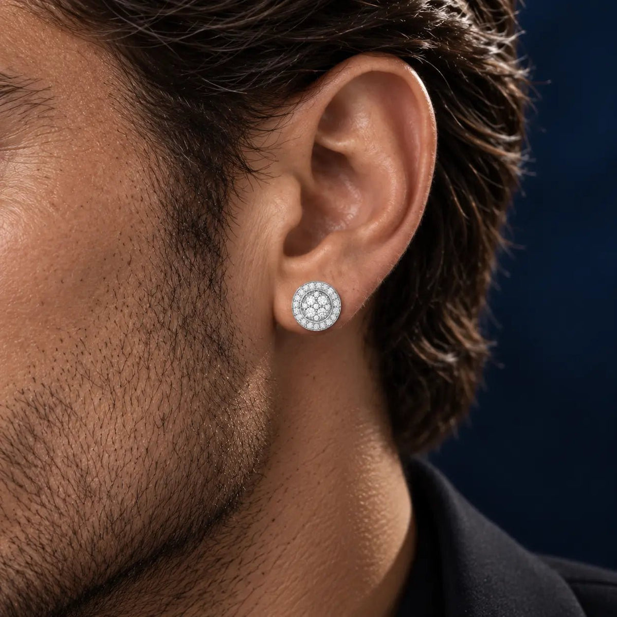Arete 4P Glow 9 mm de plata 925 con moissanita, en oreja de modelo.