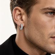 Arete Mónaco 12 mm de plata 925 con moissanita, en oreja de modelo.