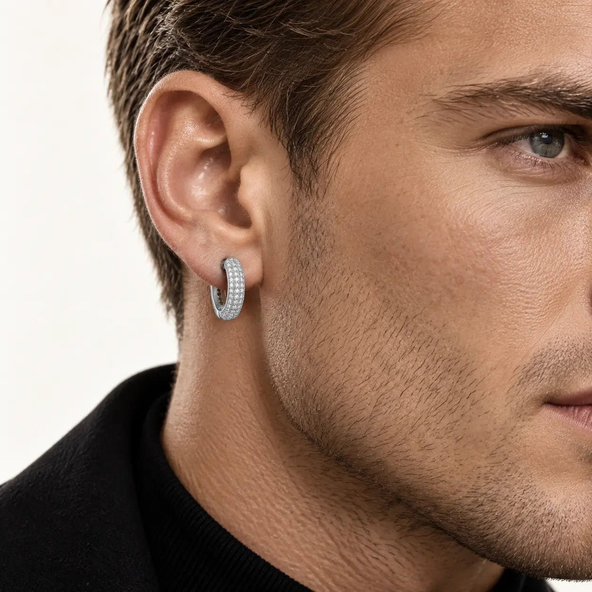 Arete Mónaco 12 mm de plata 925 con moissanita, en oreja de modelo.