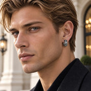 Arete Varok 13.5 mm de acero 304L, en la oreja de un modelo.