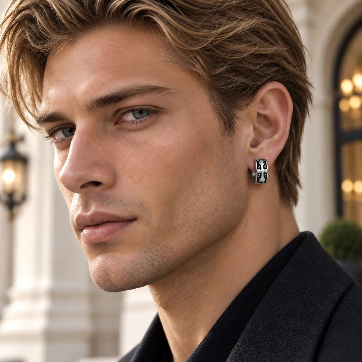 Arete Varok 13.5 mm de acero 304L, en la oreja de un modelo.