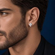 Arete Blessed 13 mm de plata 925 con moissanita, en oreja de modelo.