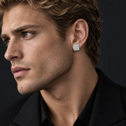 Arete Square Diamond 11 mm de plata 925 con moissanita, en oreja de modelo.
