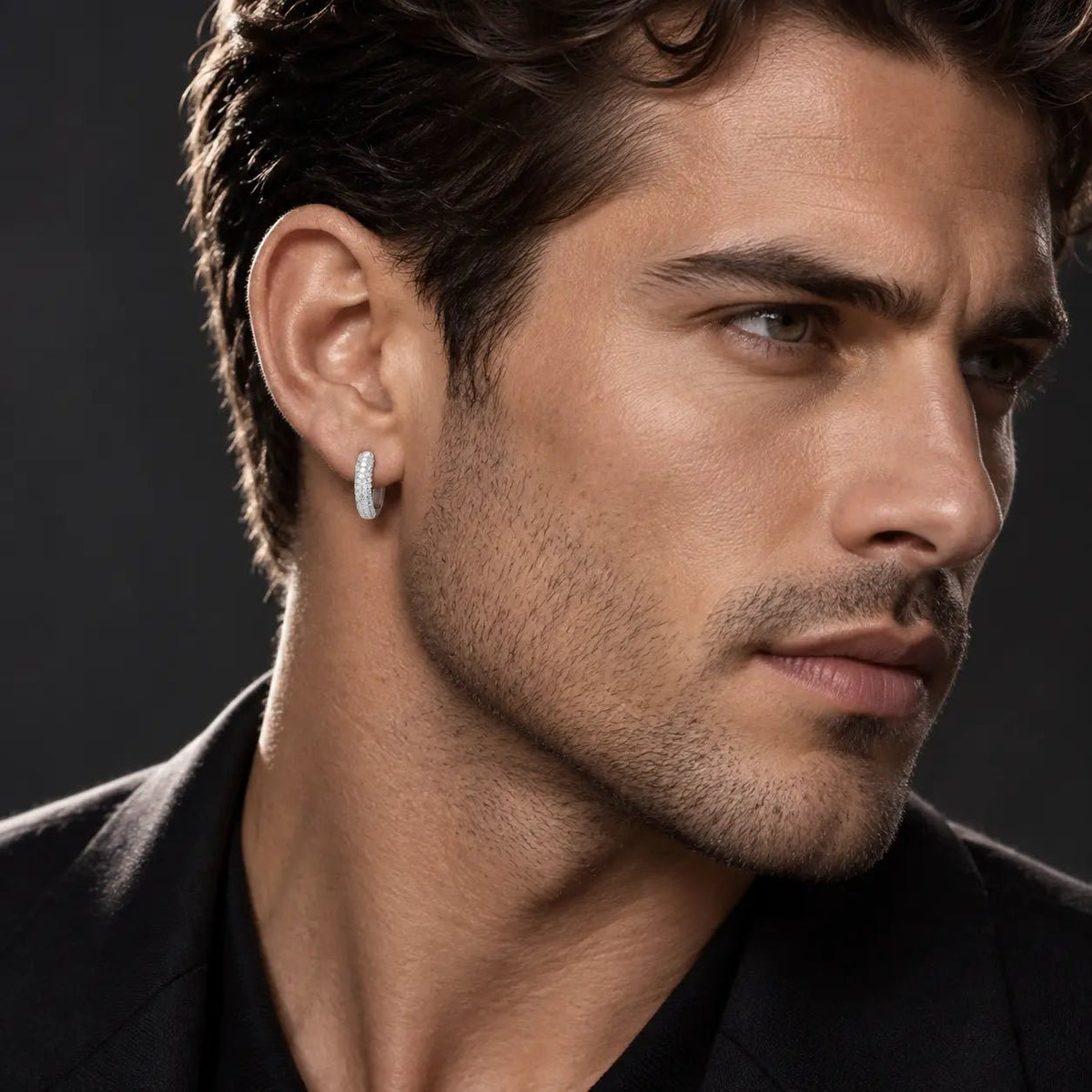 Arete Infinity 14 mm de plata 925 con moissanita, en oreja de modelo.