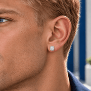 Arete Phoenix 7 mm de plata 925 con moissanita, en oreja de modelo.