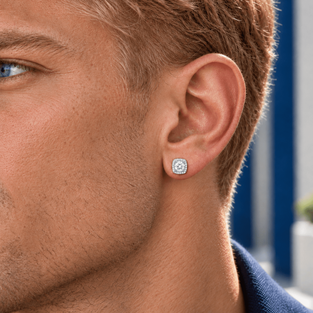 Arete Phoenix 7 mm de plata 925 con moissanita, en oreja de modelo.