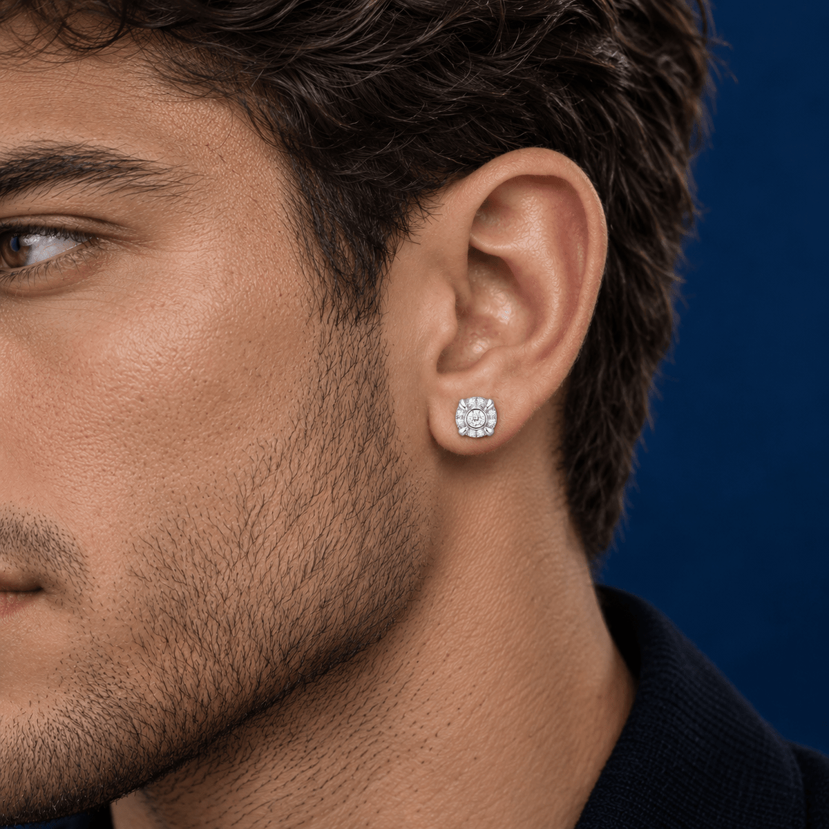 Arete Orb Lux 7 mm de plata 925 con moissanita, en oreja de modelo.