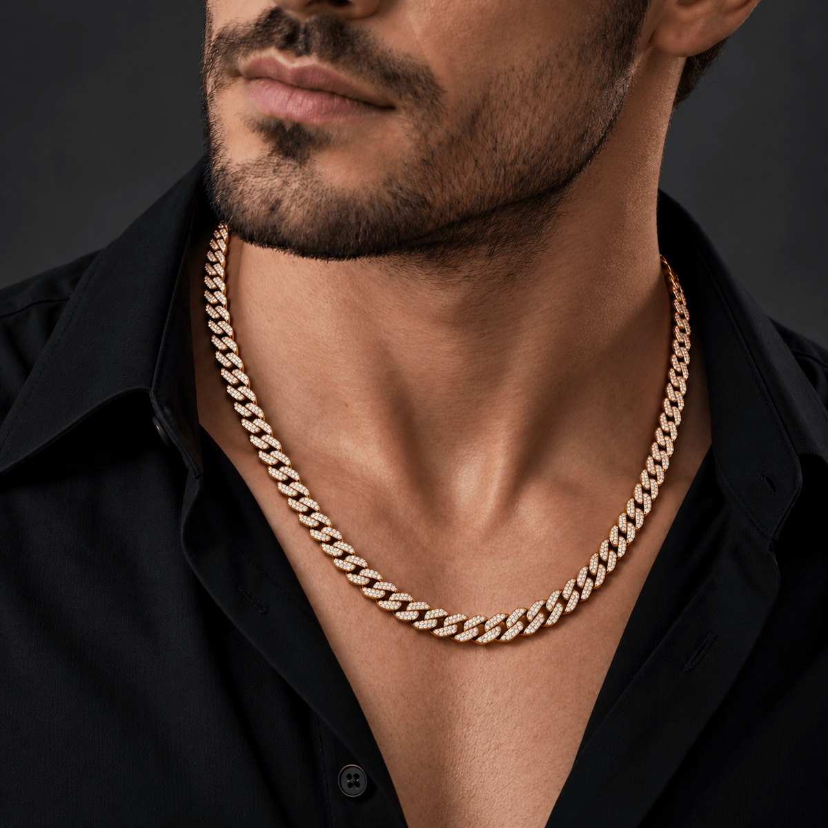 Modelo con Cadena Cubana Iced Gold 8 mm de Lion Luxury