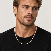 Cadena Tennis Gold 3 mm de plata 925 con moissanita, en el cuello de un modelo.