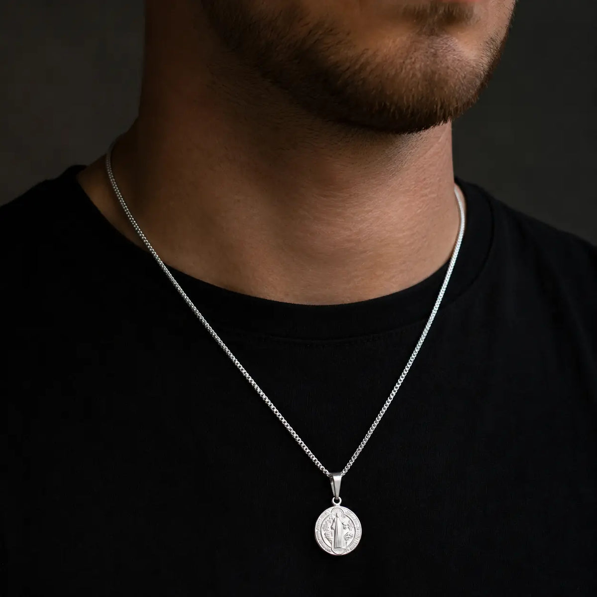 Collar San Benito – Plata 950 en modelo masculino | Lion Luxury