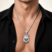 Collar Kong Diamond de plata 925 con moissanita, puesto en modelo.