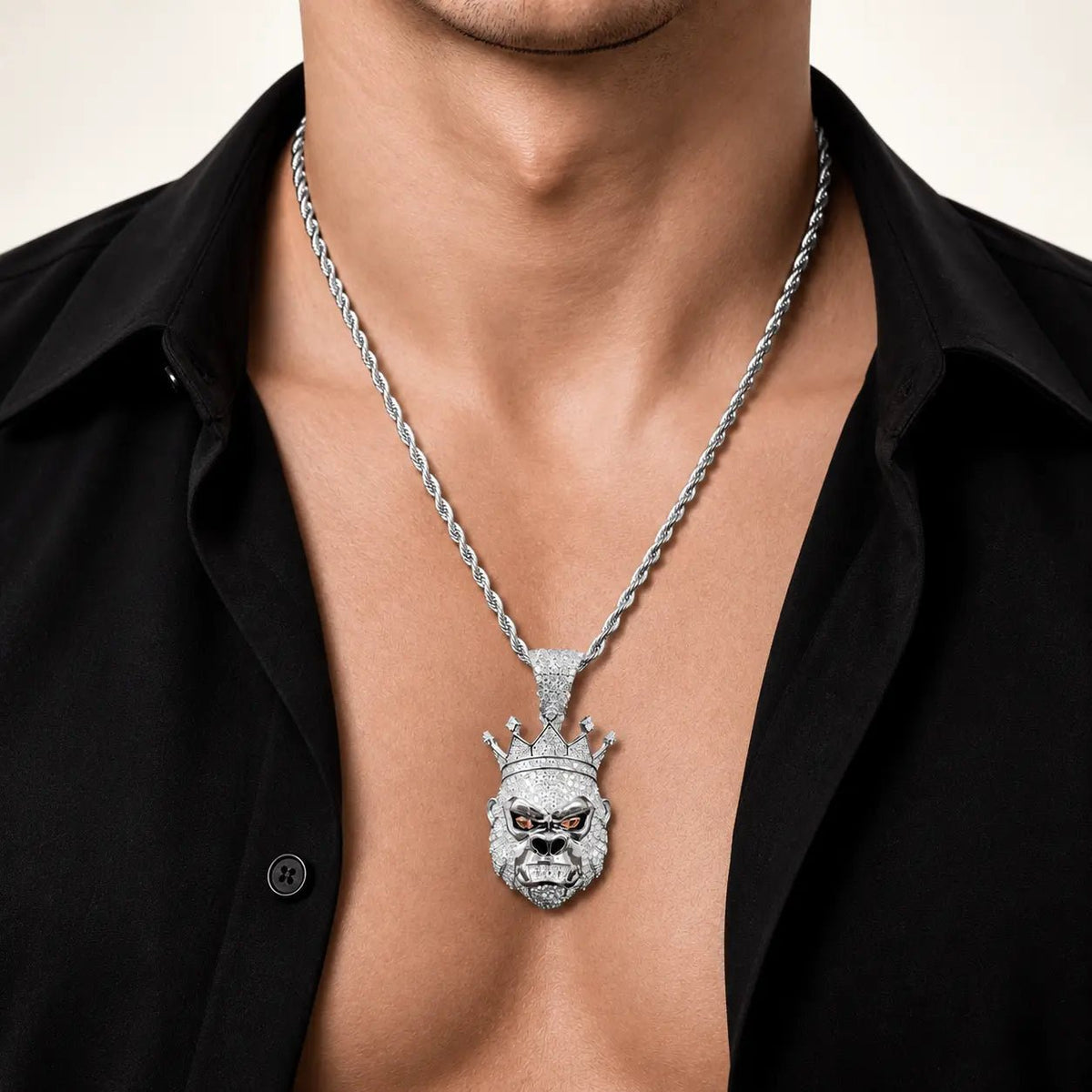Collar Kong Diamond de plata 925 con moissanita, puesto en modelo.