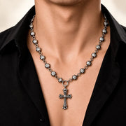 Collar Gothic Salvation 11 mm de acero 304L, en el cuello de un modelo.
