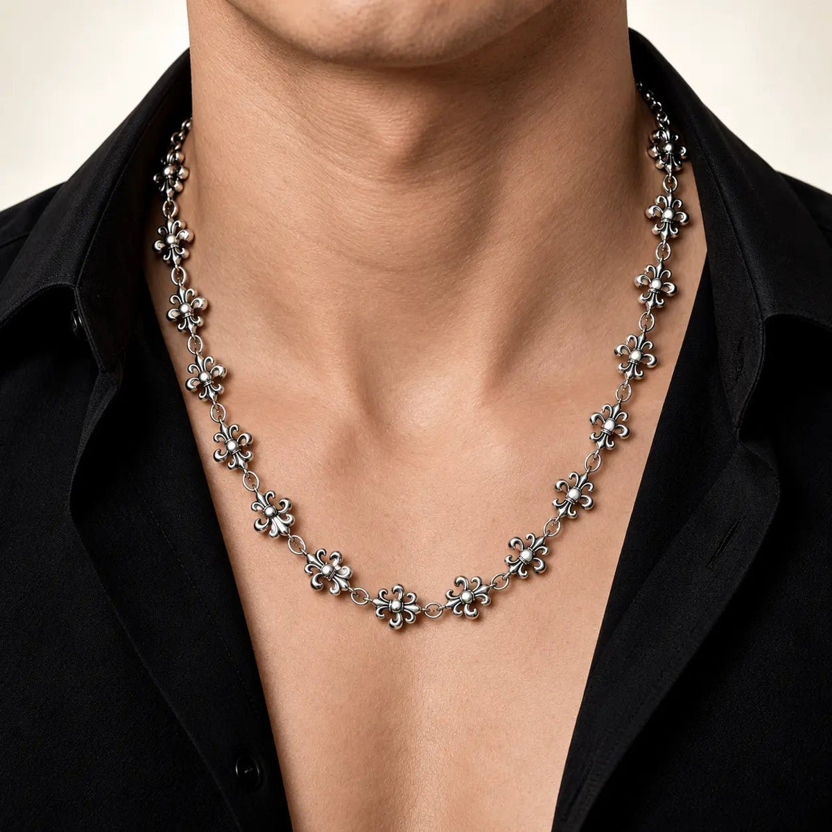 Collar Knight Flower 12.5 mm de acero 304L, en el cuello de un modelo.