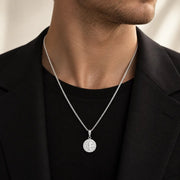 Collar San Benito de plata 950, puesto en modelo.