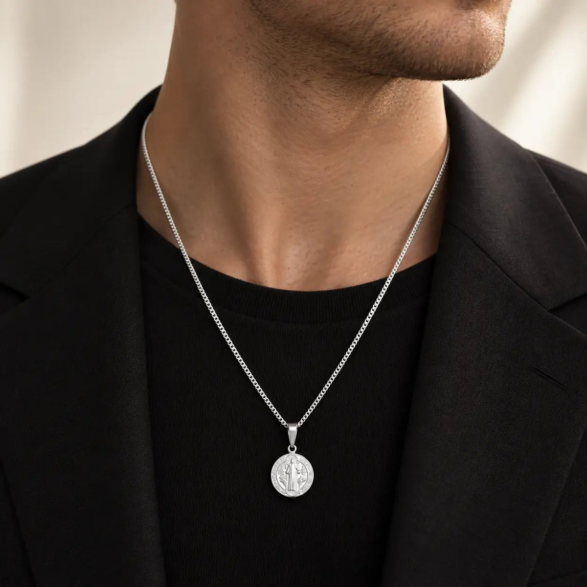 Collar San Benito de plata 950, puesto en modelo.