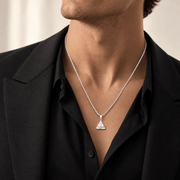 Collar Espíritu Santo de plata 950, puesto en modelo.
