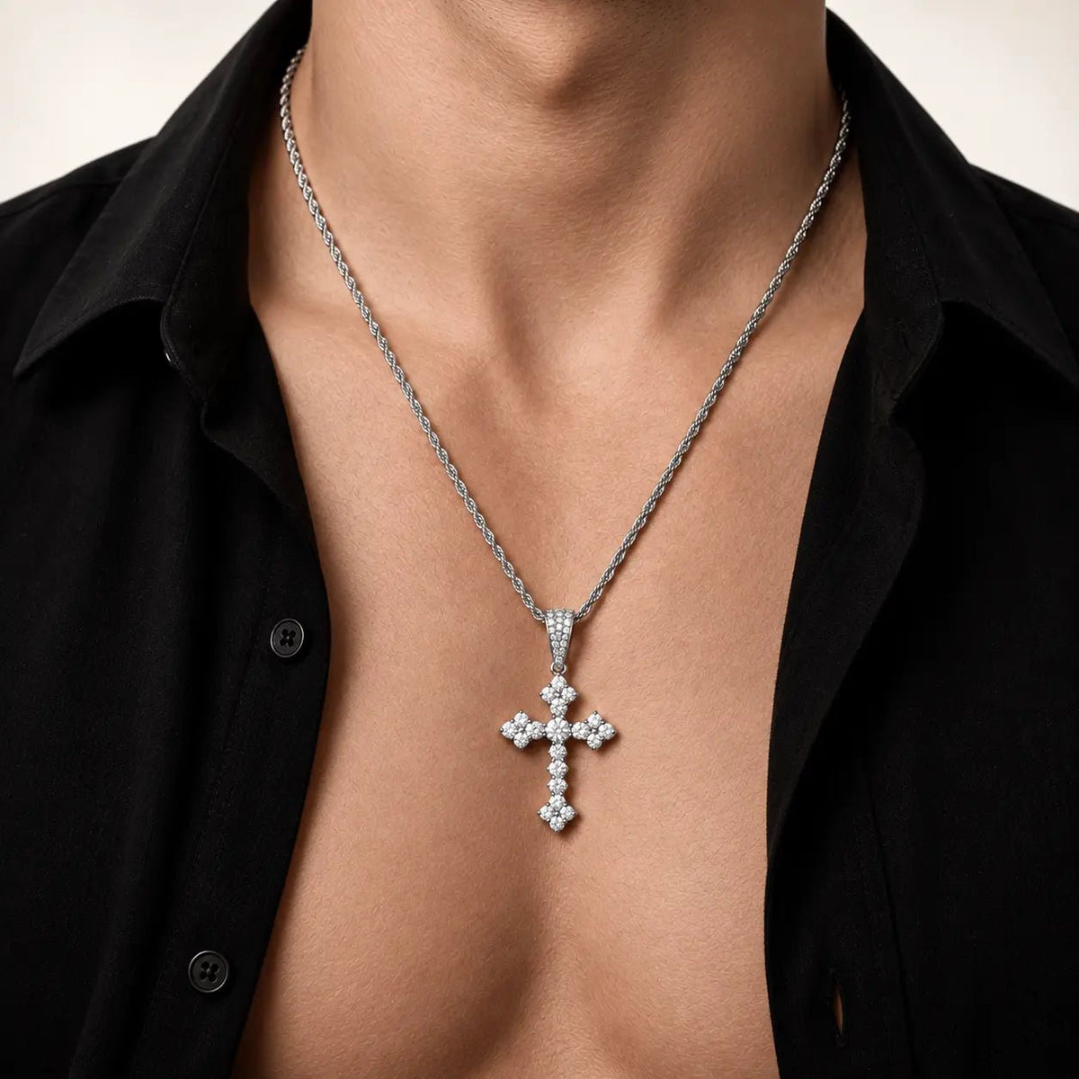Collar Cross Gotic Diamond de plata 925 con moissanita, puesto en modelo.