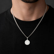 Collar San Benito Medium de plata 950, puesto en modelo.