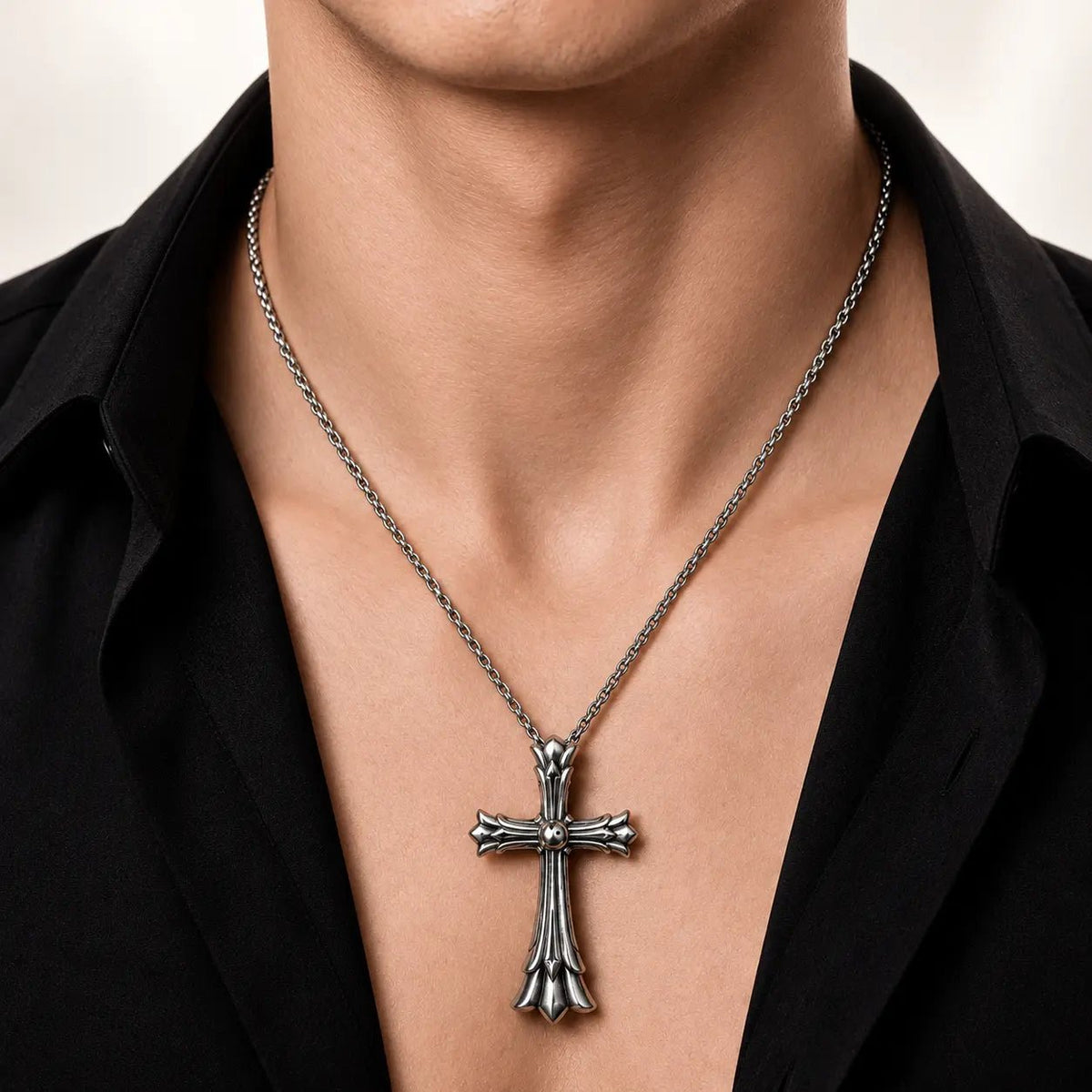 Collar Destiny Cross de acero 304L, en el cuello de un modelo.