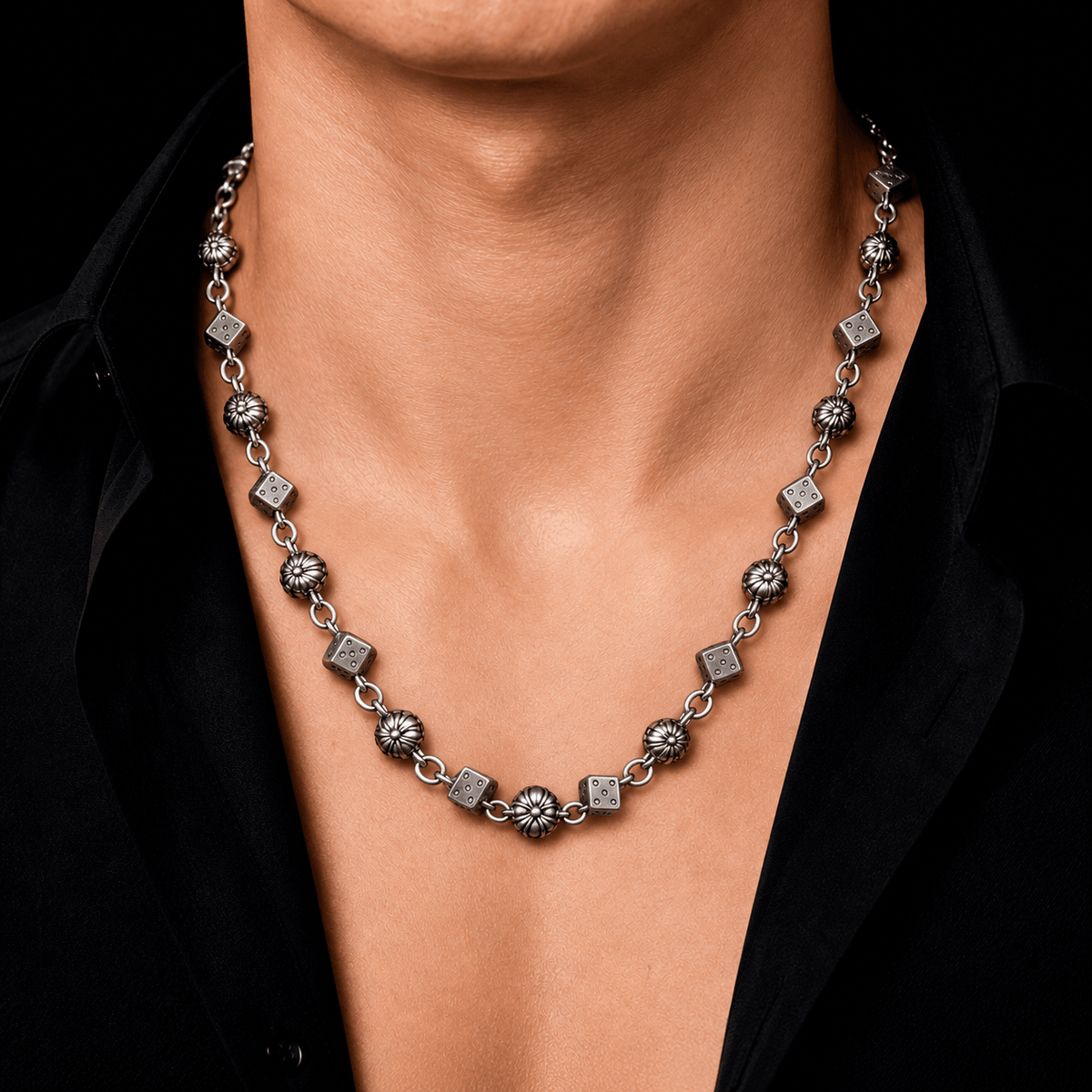 Collar Rebel Fortuner 10 mm de acero 304L, en el cuello de un modelo.