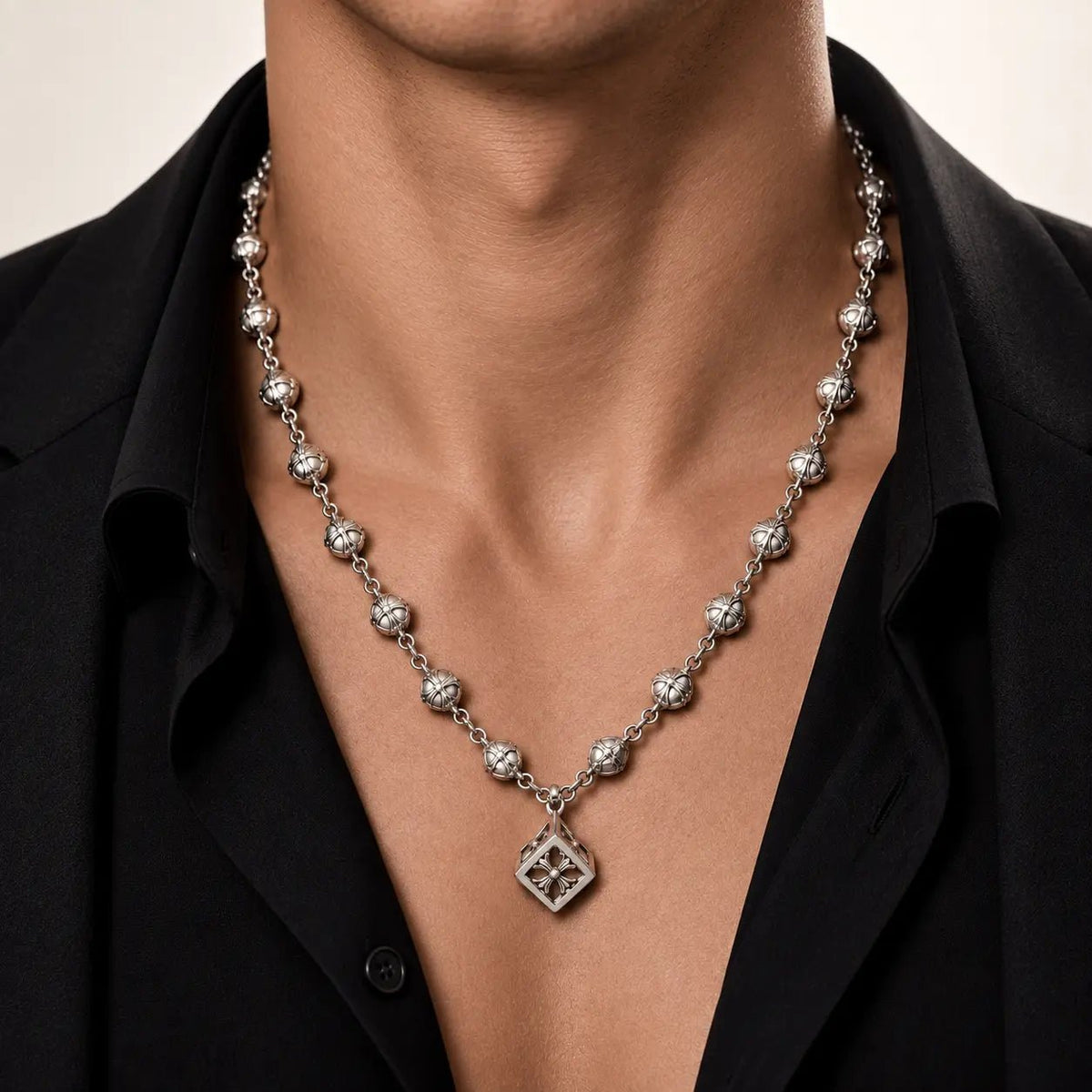 Collar Saint of Shadows 11 mm de acero 304L, en el cuello de un modelo.