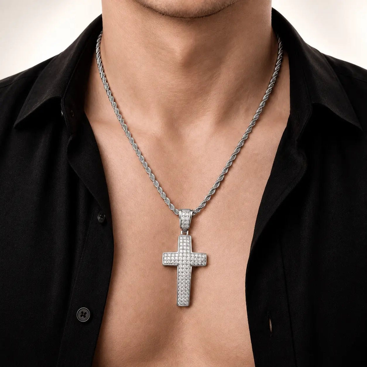 Collar Guardian Cross Diamond de plata 925 con moissanita, puesto en modelo.