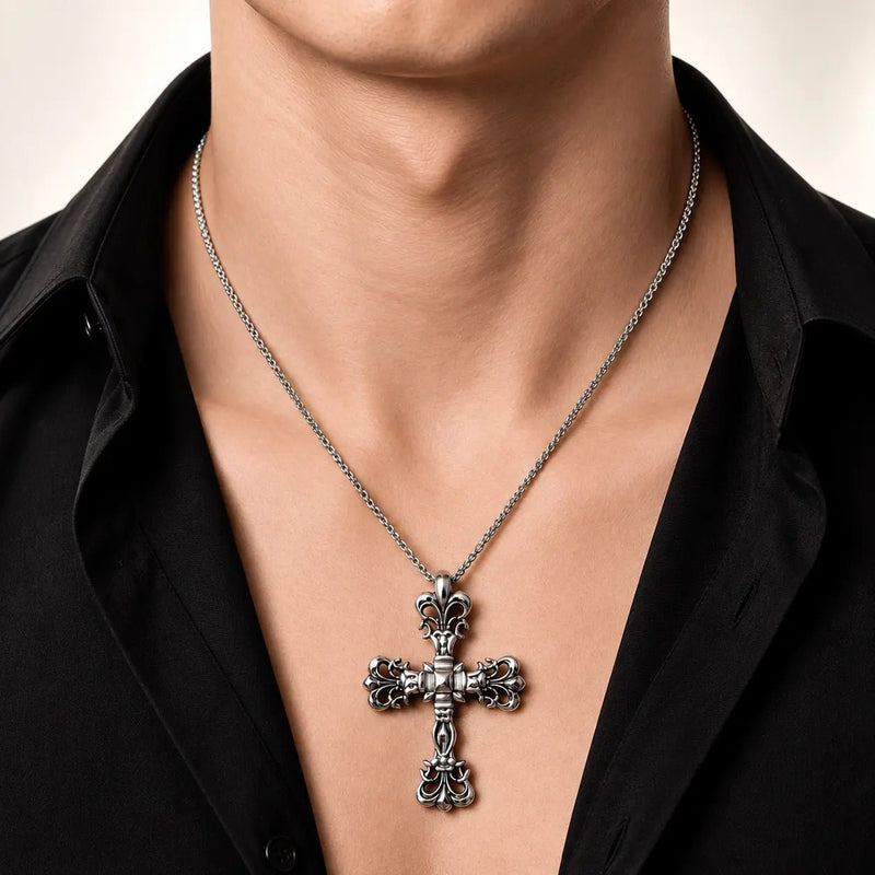 Collar Chaos Cross de acero 304L, en el cuello de un modelo.