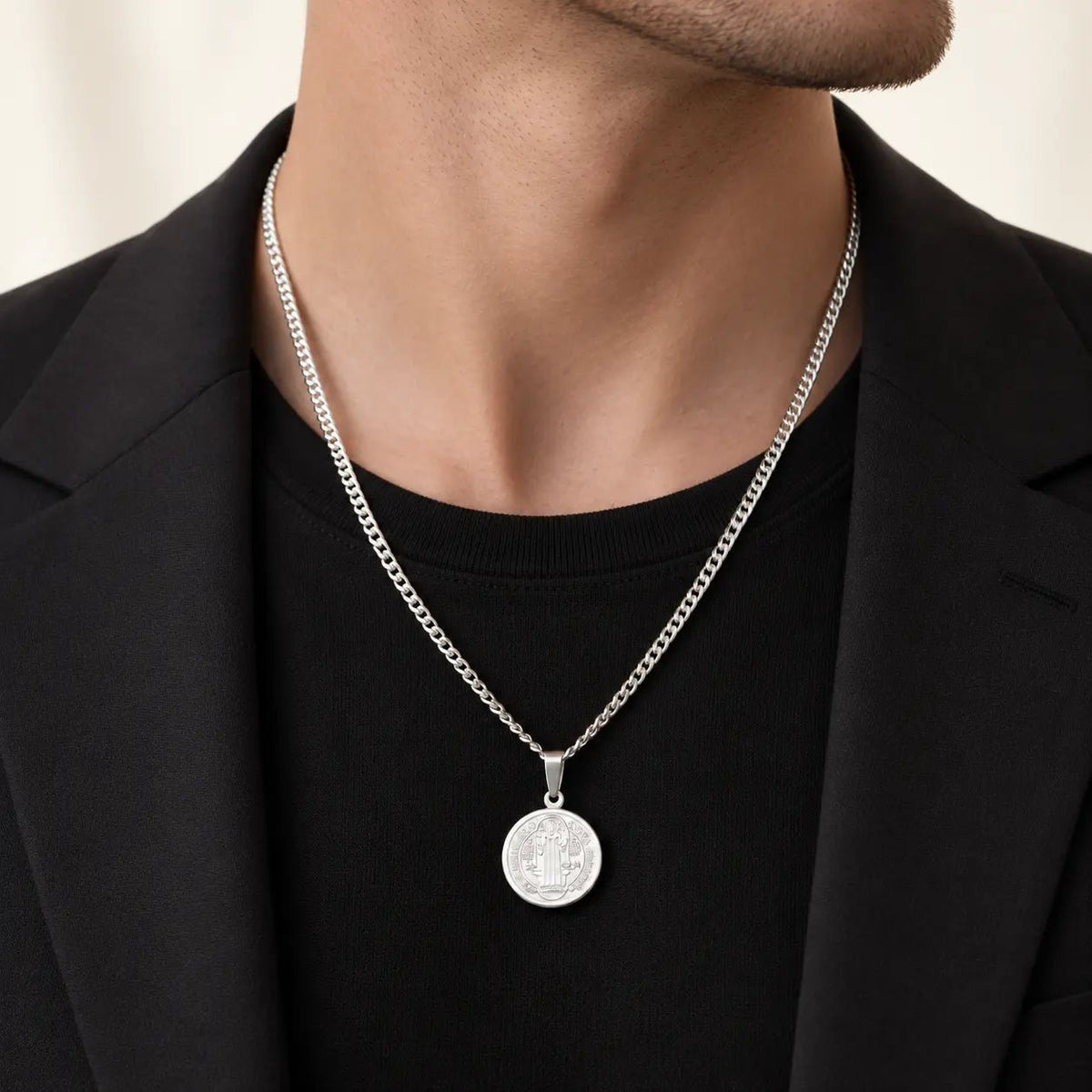 Collar San Benito Medium de plata 950, puesto en modelo.