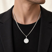 Collar San Benito Medium de plata 950, puesto en modelo.