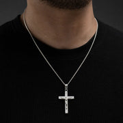 Collar Cristo XL de plata 950, puesto en modelo.