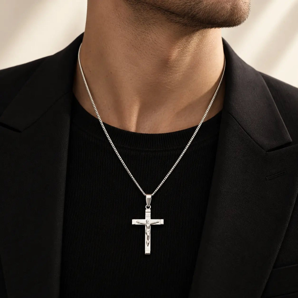Collar Cristo XL de plata 950, puesto en modelo.