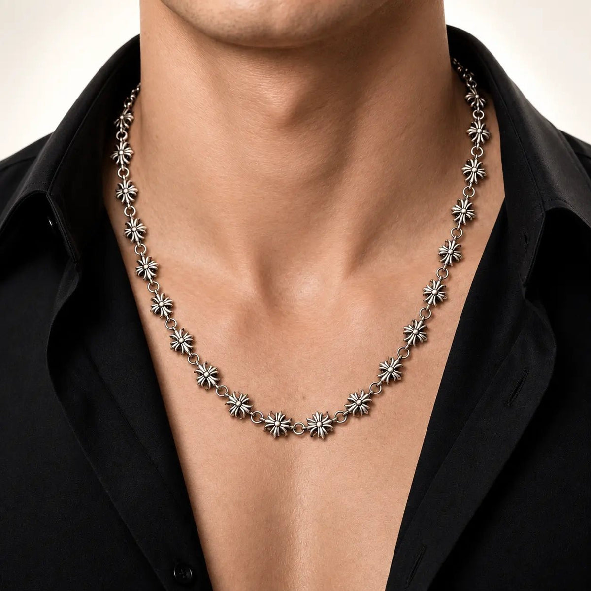 Collar Cross of King 10 mm de acero 304L, en el cuello de un modelo.