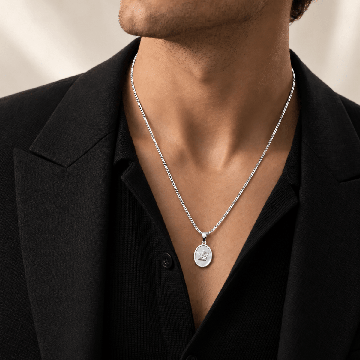 Collar Ángel de la Guarda de plata 950, puesto en modelo.